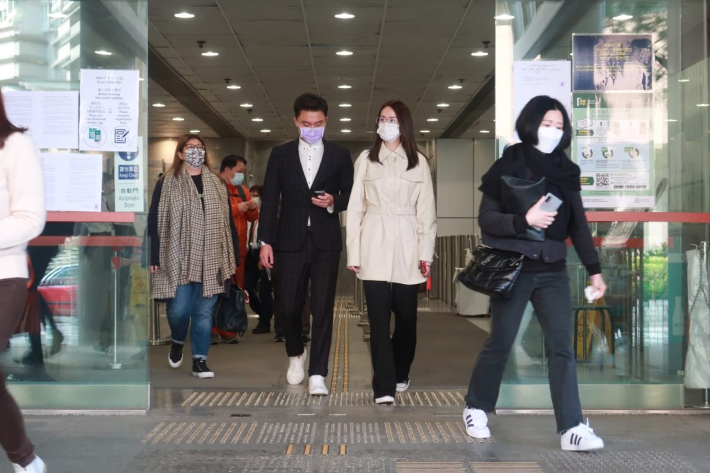 退庭後，楊明與女友莊思明步出法院離開。