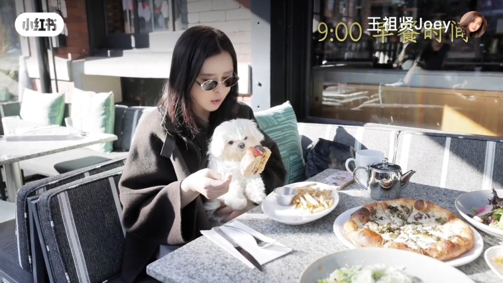王祖賢外出食早餐，也會帶上狗狗。