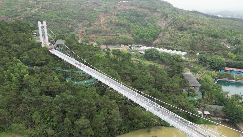 盈香生態園有一條全景玻璃橋。