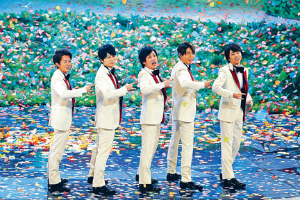 ■嵐將為《紅白》任壓軸表演嘉賓，成員二宮和也（中）被爆帶老婆伊藤綾子出席多個盛會惹不滿。