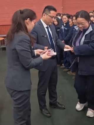 妇女节,河南矿山起重机2000名女员工每人收800元现金。 妇女节,河南矿山起重机2000名女员工每人收800元现金。