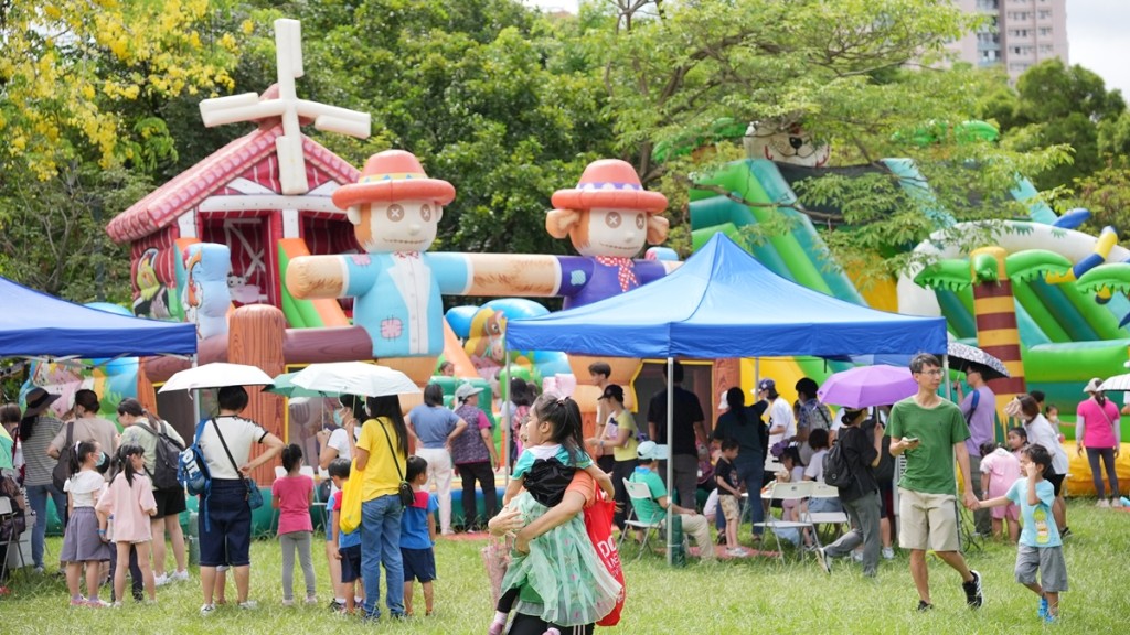 深水埗南昌公園一連兩日舉辦免費同樂日,慶祝七一回歸。