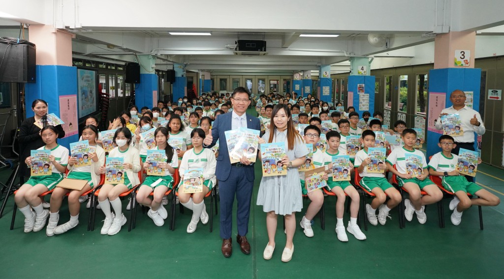 馬會與東華三院和新界校長會合作推出「正向童心 計劃」,協助小學生建立正向價值觀。 馬會與東華三院和新界校長會合作推出「正向童心 計劃」,協助小學生建立正向價值觀。