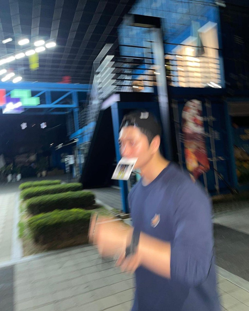 姜泰伍留言鬆郁濛照片由秀英操刀。