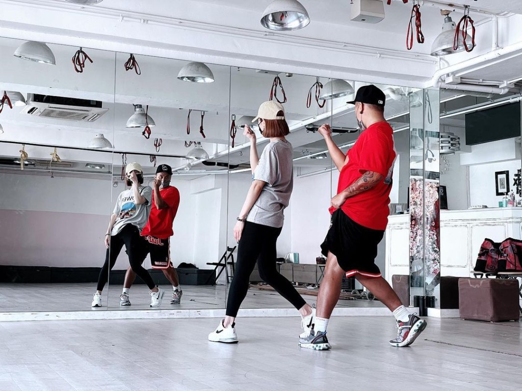 為了演唱會，小明近日密密排舞。