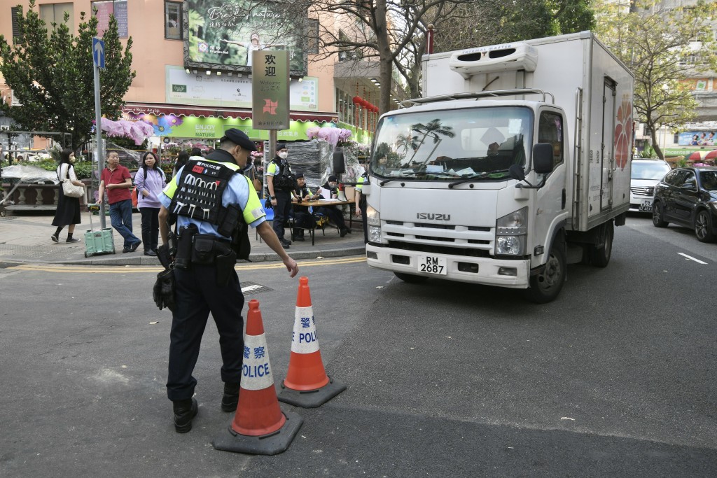 警方今天起在花墟进行封路。陈浩元摄