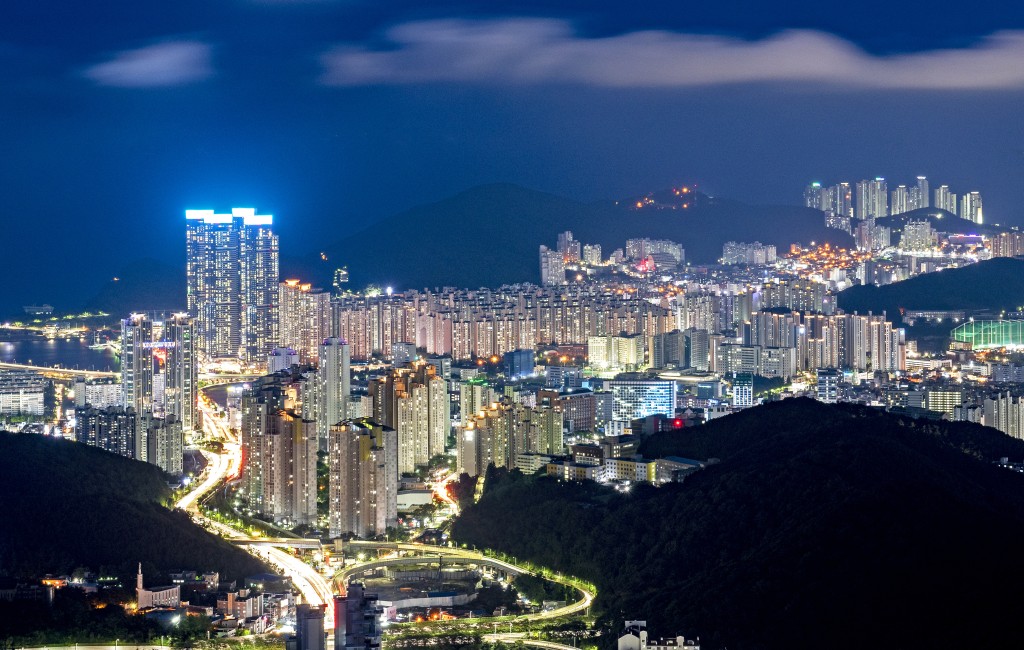 在荒嶺山瞭望台可遠眺釜山The Bay 101的璀璨夜色。