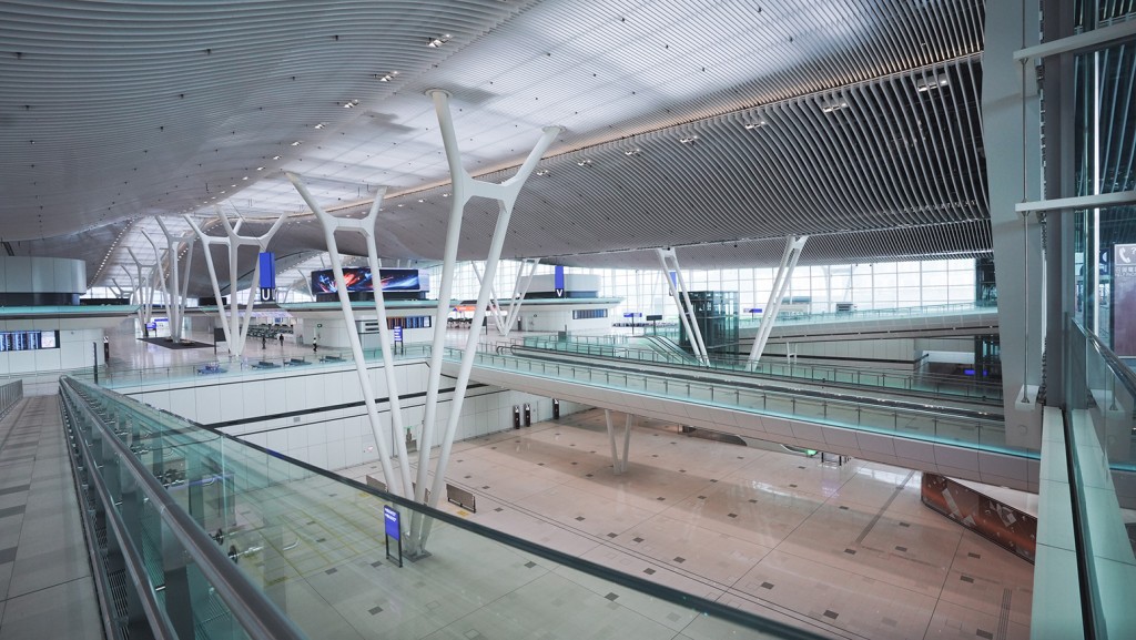 二號客運大樓的挑高設計,空間感十足。大型弧型LED螢幕將為旅客帶來嶄新視覺體驗。陳美寶網誌 二號客運大樓的挑高設計,空間感十足。大型弧型LED螢幕將為旅客帶來嶄新視覺體驗。陳美寶網誌