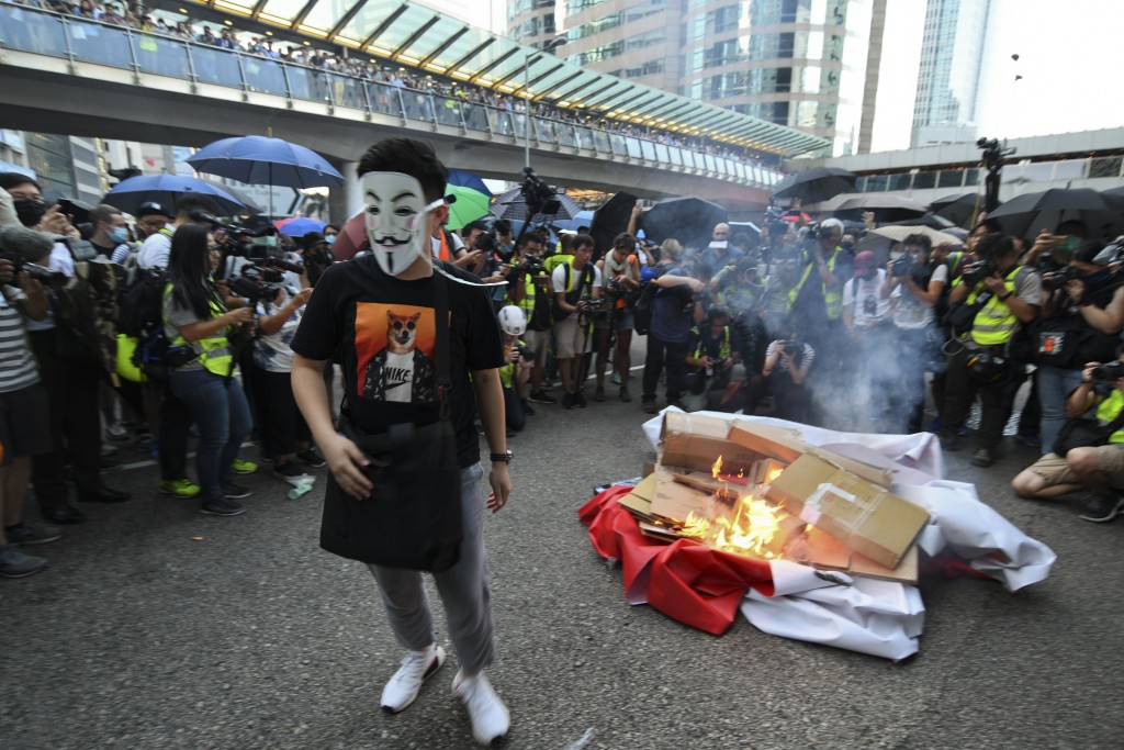 《禁蒙面法》一出，反對派群起而攻，25名反對派議員提出司法覆核，質疑政府引用《緊急條例》制訂《禁蒙面法》的合憲性與合法性。資料圖片