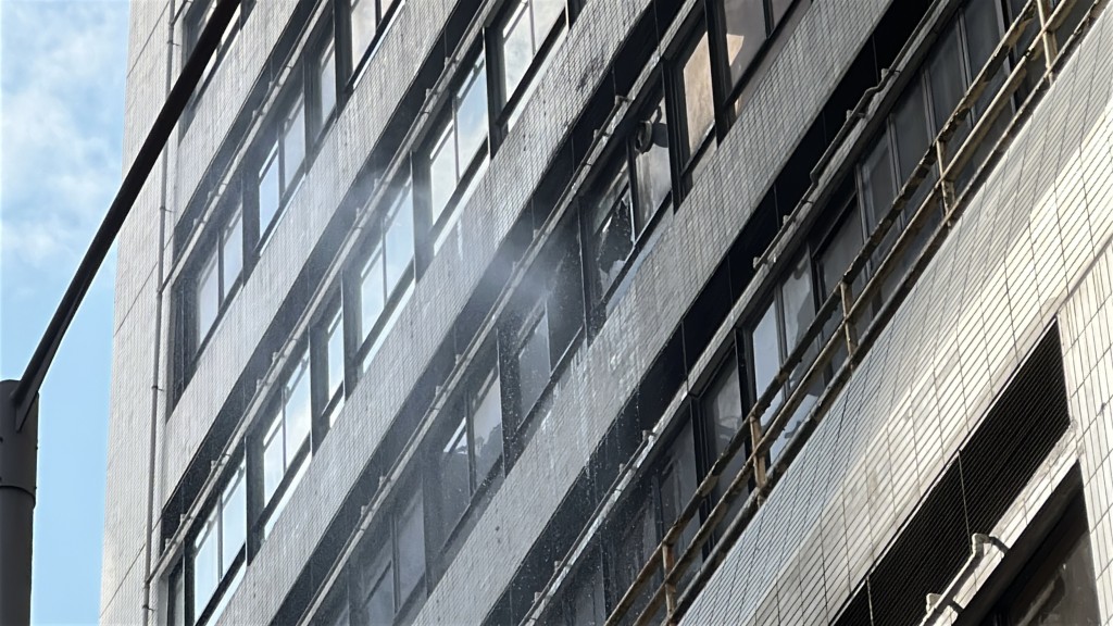 商廈一單位冒煙。