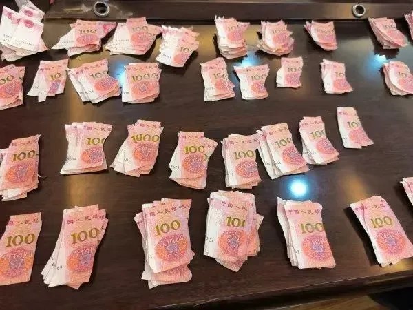 银行动员13名「Puzzle达人」,用约20多日拼回逾26万碎人民币。九派新闻 银行动员13名「Puzzle达人」,用约20多日拼回逾26万碎人民币。九派新闻