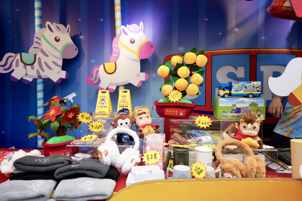 「懲教先鋒領袖」年宵攤位售賣以「懲教先鋒領袖」的吉祥物「Captain Gor」為主題的創意賀年公仔及日用品。