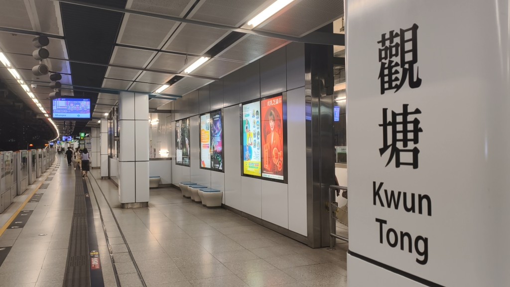 港鐵觀塘站月台驚現逾百隻蜜蜂。徐裕民攝