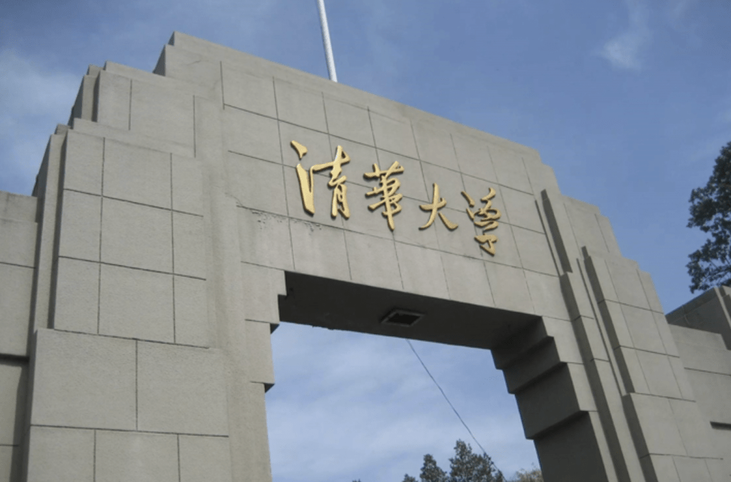 2016年4月,丘成桐透過電郵聯絡愛潑斯坦助理,透露清華正「認真考慮」在波士頓設立分校。新華社 2016年4月,丘成桐透過電郵聯絡愛潑斯坦助理,透露清華正「認真考慮」在波士頓設立分校。新華社