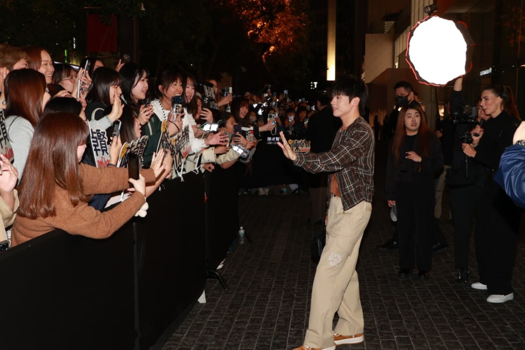 Ian完成訪問後，便走到粉絲區，近距離跟她們打招呼及合照，令粉絲開心得不時大叫。