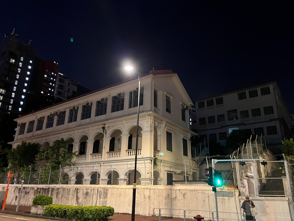 傳統女校嘉諾撒聖瑪利書院的廁所被人安裝隱藏攝錄機。 傳統女校嘉諾撒聖瑪利書院的廁所被人安裝隱藏攝錄機。