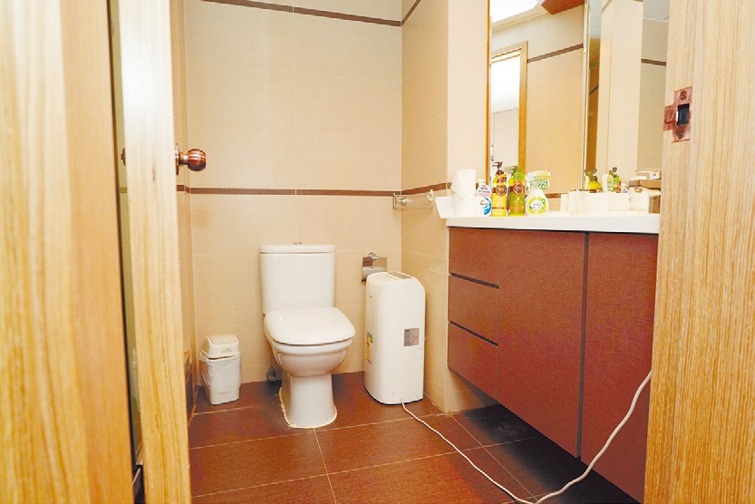 浴室備有潔白浴具，設置玻璃鏡收納雜物。