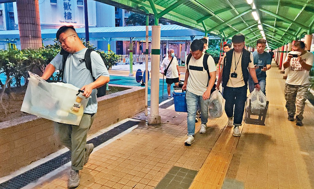 警方接報後到場調查，並檢走多項證物。