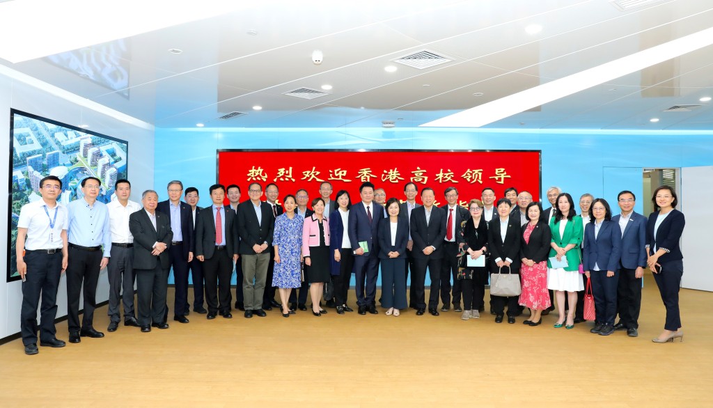 教育局局长蔡若莲（前排右七）及其他代表团成员与昌平实验室主任、中国科学院院士谢晓亮教授（前排中）合照。