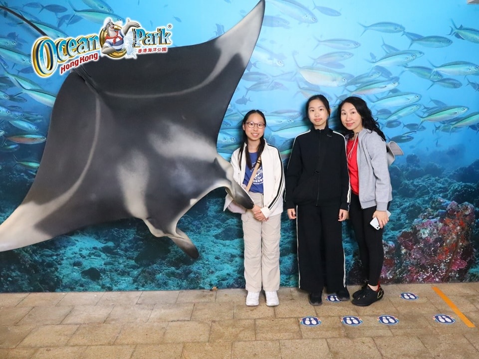 訪問那天早上,Dr. Melody陪兩姐妹到主題公園參加動物考察活動。(圖片來源:受訪者提供) 訪問那天早上,Dr. Melody陪兩姐妹到主題公園參加動物考察活動。(圖片來源:受訪者提供)