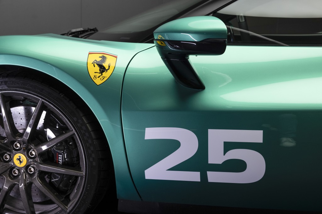 法拉利Ferrari特別為296 Speciale推出名為Verde Nürburgring銀底彩綠車身顏色,以及白色貼紙車花。