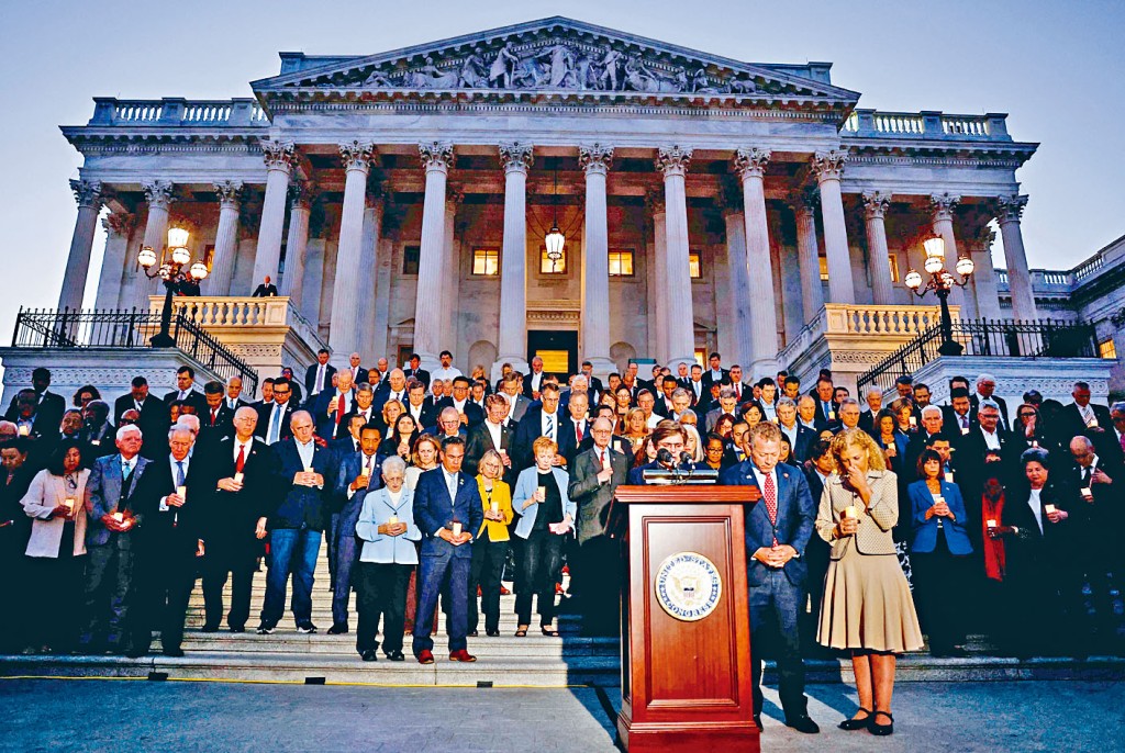 美國眾議員周四在國會山莊的台階上為以色列守夜祈禱。