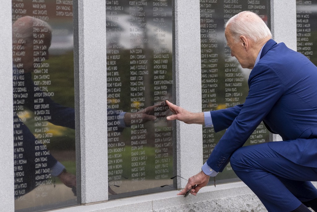 拜登到訪賓夕凡尼亞州斯克蘭頓的戰爭紀念碑，內有自己的舅父芬尼根的名字。美聯社