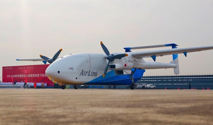 国产“无人飞行货车”HH-200装卸效率高。