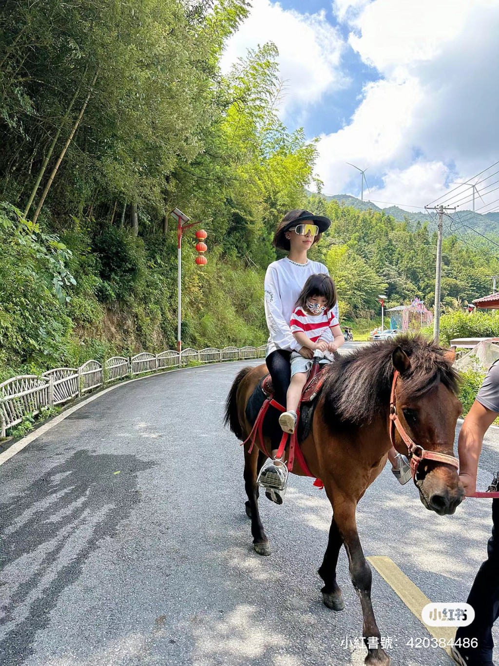齐娇与3岁细女Tylia一同体验骑马的乐趣。