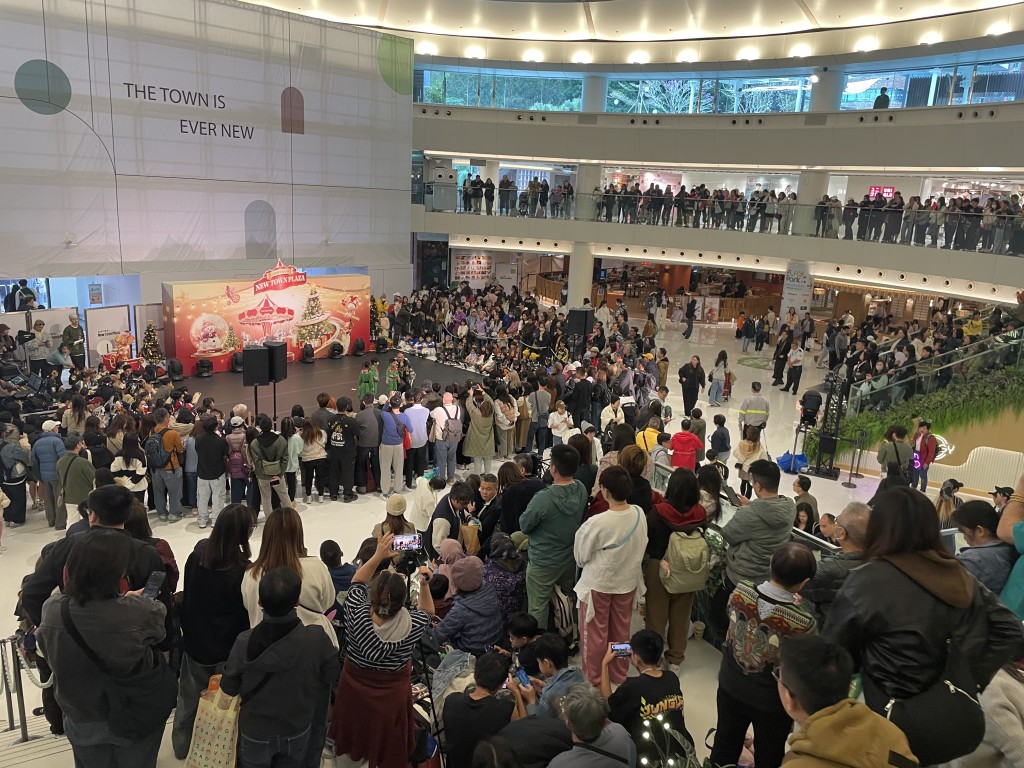 大批市民及旅客到商場購物及拍照打卡。