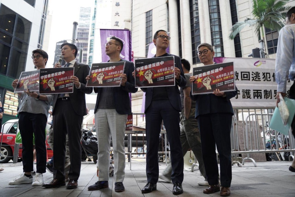 公民黨於中環開設街站宣傳民陣的遊行。