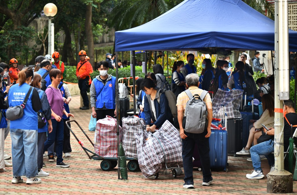 無論居民現居於過渡屋單位、酒店、青年宿舍或暫住親友家中，政府均按公平原則發放相同金額補助。資料圖片