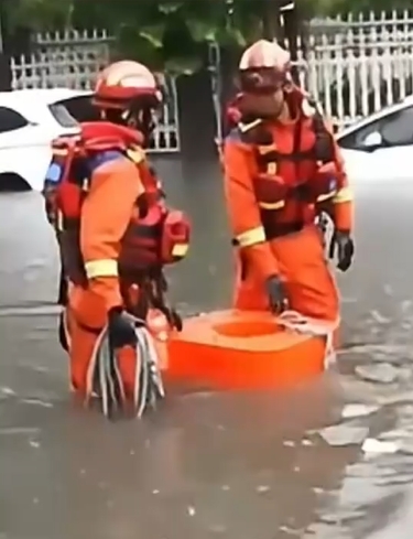 应急排水人员动用专业设备抽水。