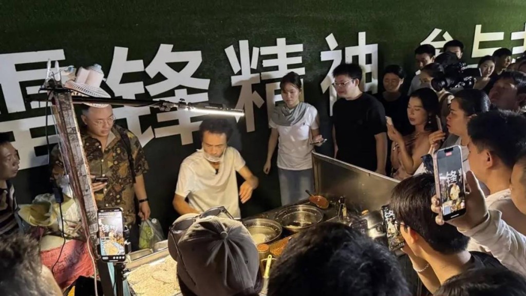 「雞排哥」李俊永網上爆紅後，大量民眾到景德鎮排隊買他的雞扒。極目新聞