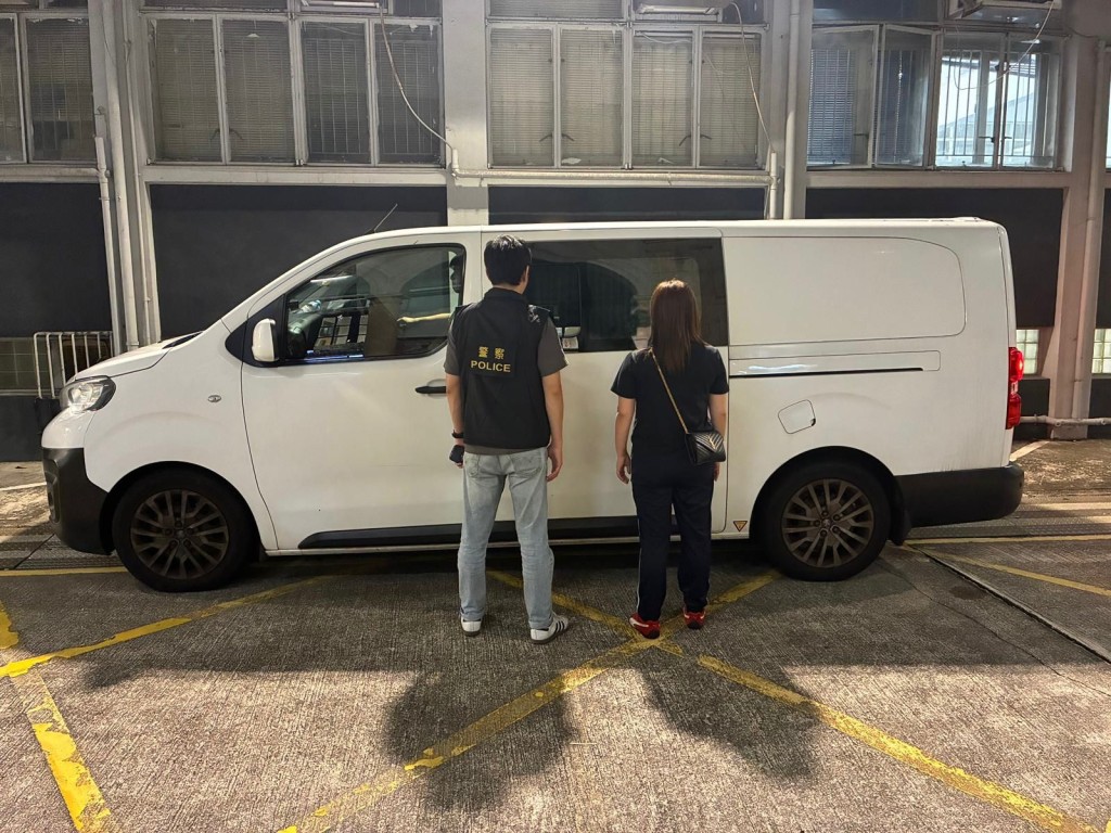 警旺角冚地下竹館拘捕18人 檢1.1萬元現金及賭具。警方圖片