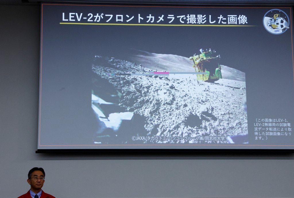 日本宇宙航空研究开发机构讲解深测器着陆过程。路透社