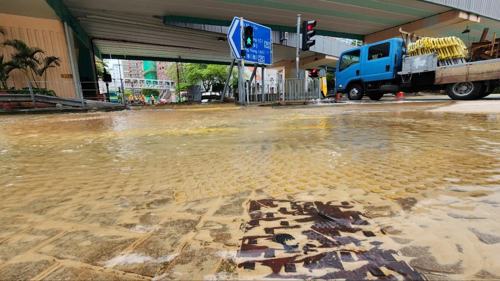 道路淪為澤國。黃文威攝 道路淪為澤國。黃文威攝