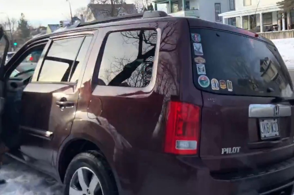 被射殺的女司機所駕駛的汽車，車尾玻璃窗有彈孔。Ｘ