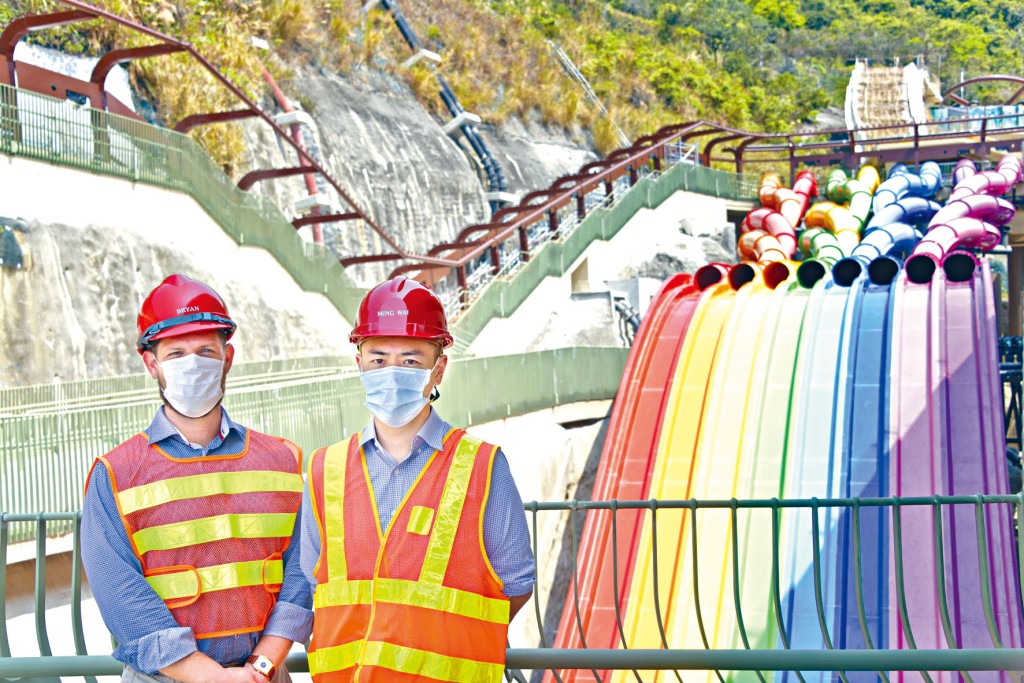 刘鸣炜（右）和余柏逸（左）表示，户外的「八彩天梯」可欣赏海天一色。