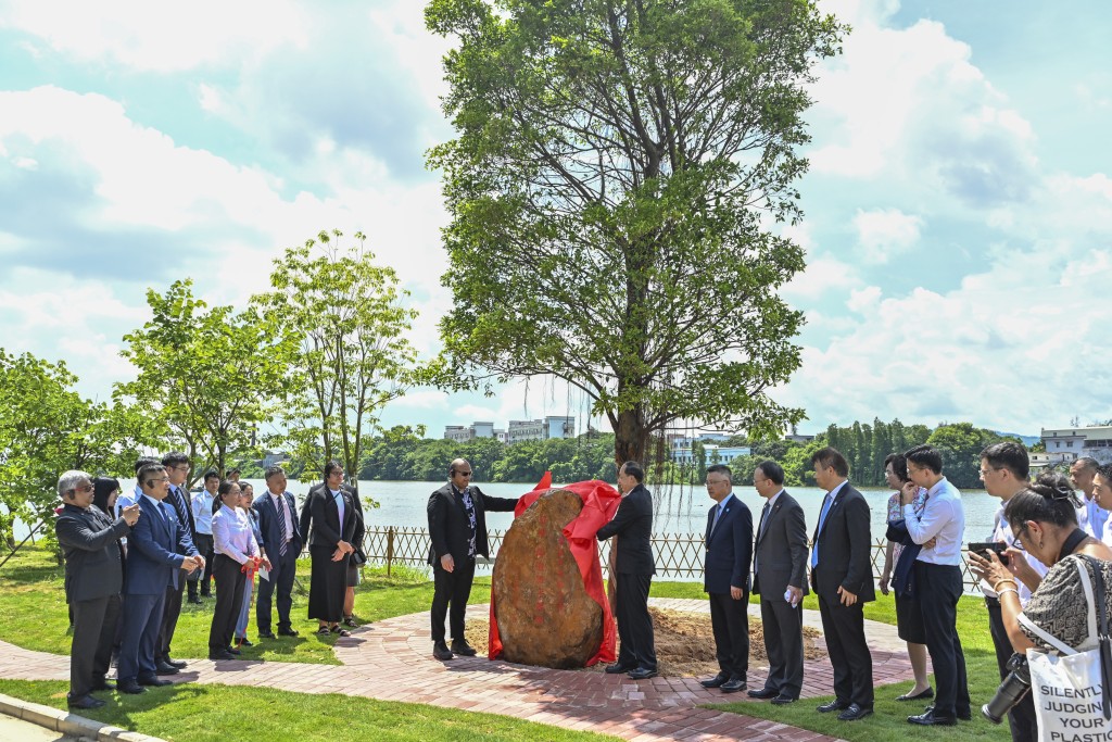 阿迪昂(石碑左)植下一棵象徵家族根脈的榕樹。 中新社 阿迪昂(石碑左)植下一棵象徵家族根脈的榕樹。 中新社