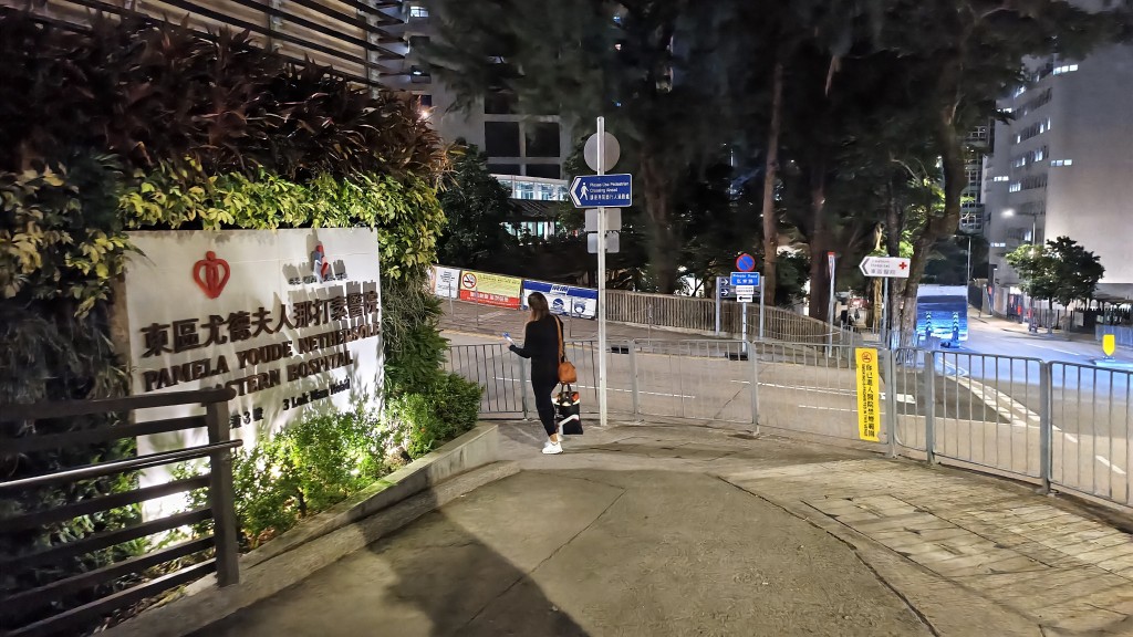 一名女子在東區醫院門外誕嬰。黃文威攝