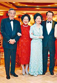 陸鍾漢及太太方寧生與方安生及夫婿陳棣榮合攝。