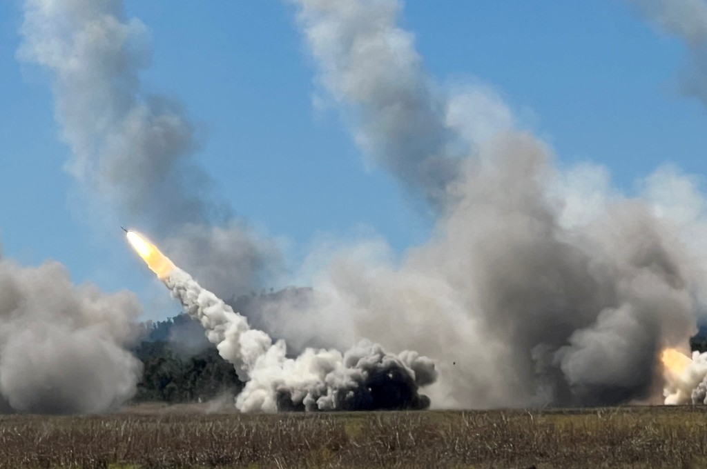澳洲、美國和新加坡進行海馬斯實彈射擊。路透社
