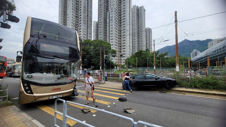 九巴與私家車相撞。fb：馬路的事 (即時交通資訊台)