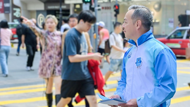 周一鳴在銅鑼灣百德新街向市民呼籲投票。警方提供