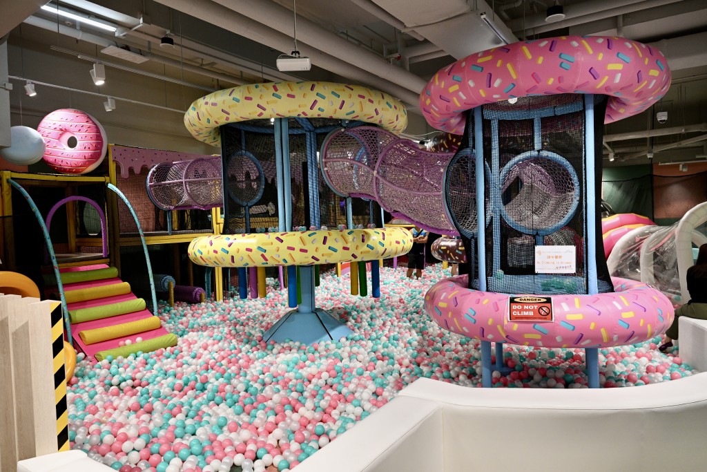 甜甜圈造型的攀爬架和波波池顏色繽紛吸引。（圖片授權：Alex Wu）