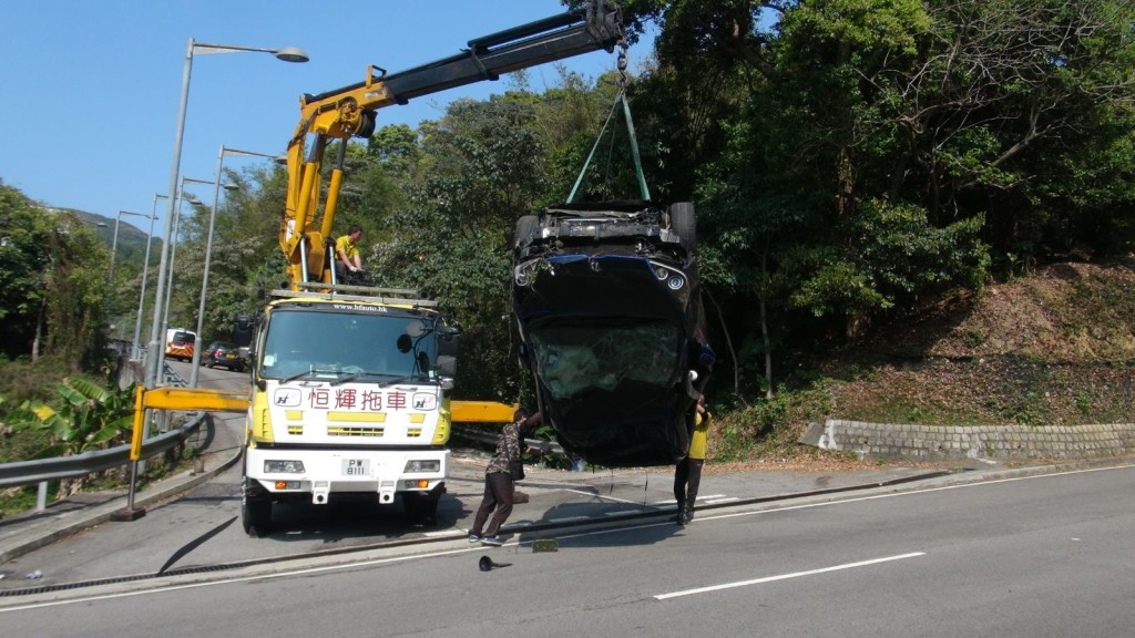 拖車到場將涉事私定車吊運回路面。林思明攝