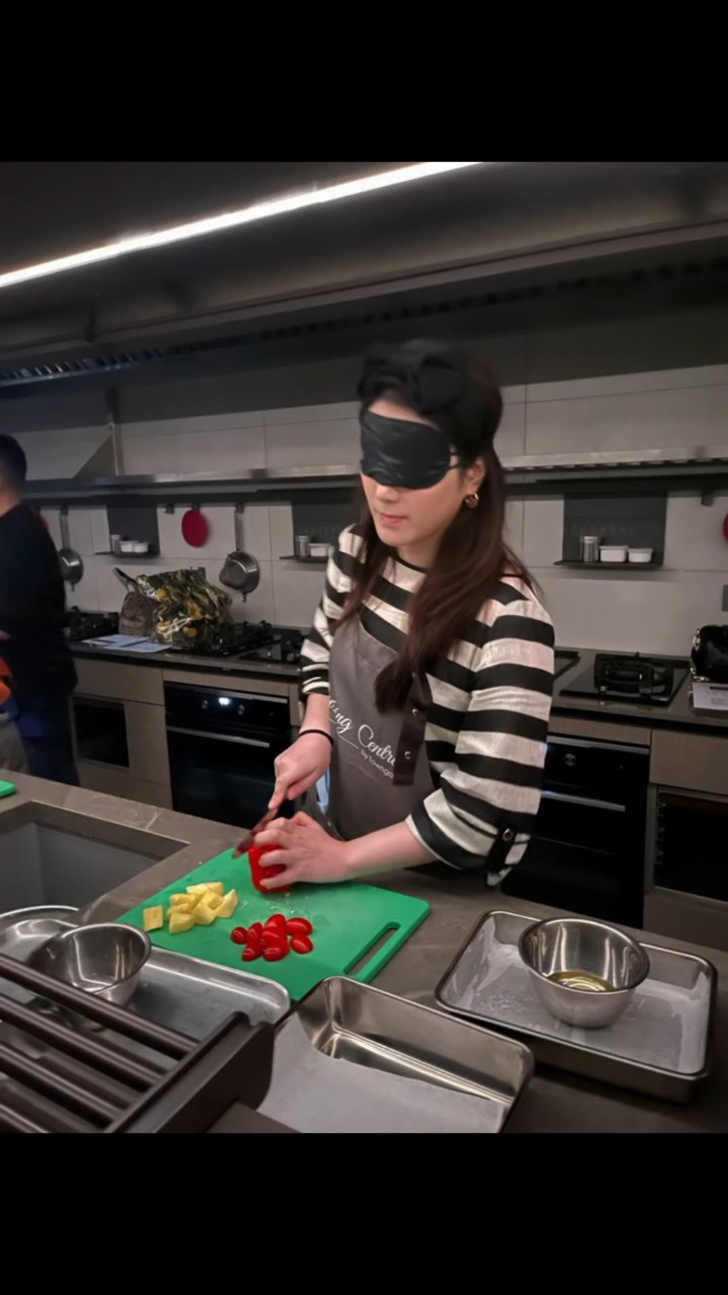 苟芸慧出席《暗中烘焙》活動，體臉視障人士如何煮食。