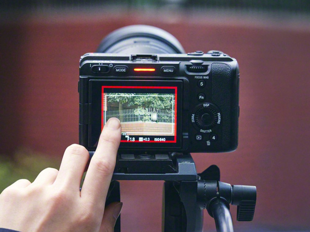 錄影時，除了畫面出現紅色框，錄影掣及熒幕上方的LED燈亦會同時亮起，顯示已進入錄影狀態。