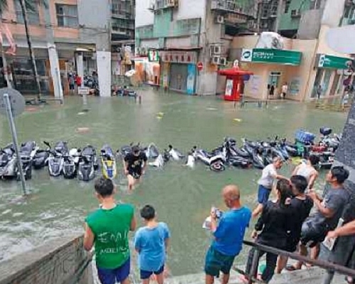 「山竹」如接近澳門登陸,有機會造成嚴重水浸。圖為去年「天鴿」吹襲澳門的水浸災情。資料圖片